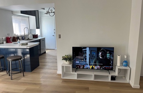 Glendale Heights House | Luxury Townhouse with AC, SmartTV, and Free Parking!