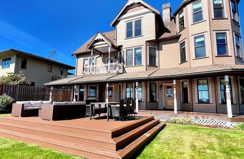 Tulalip House | Luxury Victoria Home Bayfront w/Private Beach in the Heart of the City!