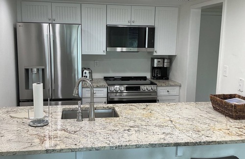 Harbour Town Condo | Mariner’s Way Retreat-Steps from Lighthouse & Harbour Town pool pass provided