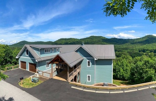 Candler House | Massive Mountain Retreat, 12 Miles to Asheville!