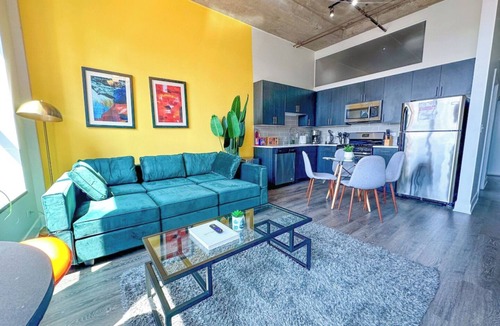 Near South Side Apartment | McCormick Place 2b/2b family unit with optional parking for up to 8 guests