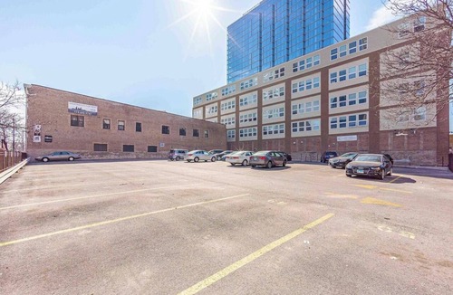 Near South Side Apartment | McCormick Place 2b/2b family unit with optional parking for up to 8 guests