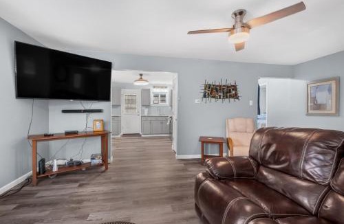 Mercer House | Mercer Lakefront 3BR | Workspace + Pets