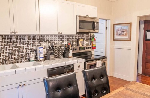 New Braunfels Villa | Merlot Villa at Zink Haus*1 Block to Comal River*Walk to Downtown NBTX