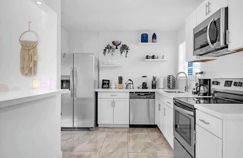 Miami Gardens House | Miami Private Pool Ping Pong Golf & Arcade Game