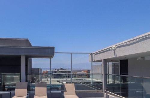 Little Italy Hotel | Mid-Century Boutique 1 Queen Stay in Little Italy | Pool Access | 1 mi Gaslamp