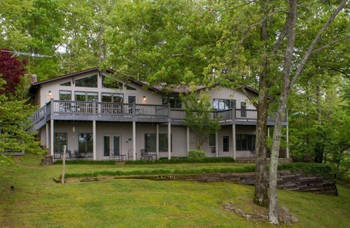 Dickel House | Million Dollar Views of Lake Normandy Sunsets- Jacuzzi for Fall/Winter Sunsets!