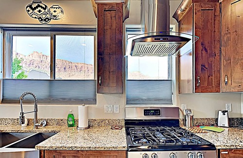Moab South Valley Condo | Moab Village Luxury Retreat Gorgeous views, PVT Hot Tub, 3 STE, 3.5 BTH, 1.5 KT