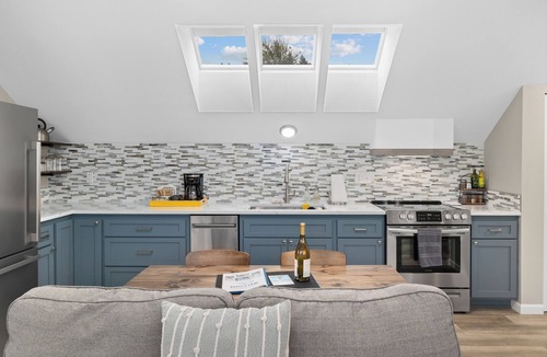 Mukilteo Apartment | Modern 1 BR apt in Old Town w/view. Walk to beach.