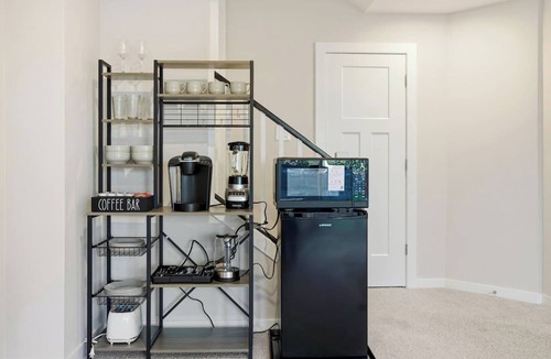 North Creek House | Modern 1B Unit | Backyard | Close to UW Bothell