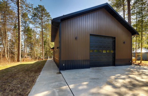 Side Lake House | Modern-2 bedroom, plenty extra sleeping spots. AC, indoor basketball, fitness