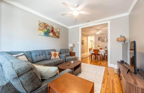 Avondale Apartment | Modern 2BR Avondale with Free Parking Near CTA