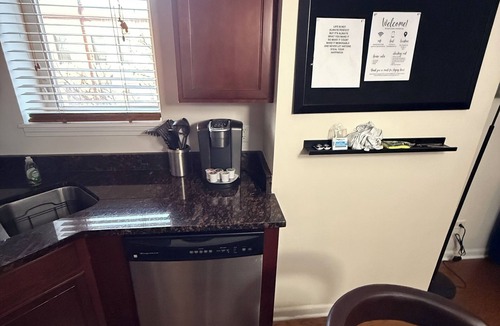 Tri-Taylor Apartment | Modern 2BR, Private Elevator, Near United Center and Secure Parking