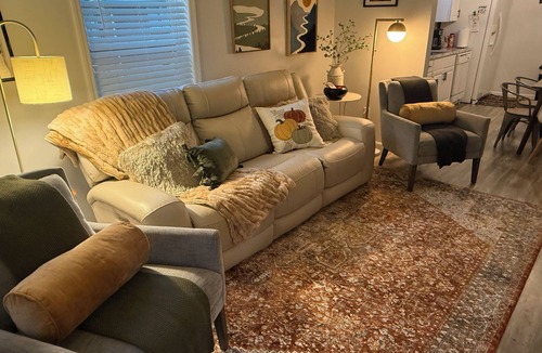 Stanton House | Modern 3bed 2bath, short drive to RRG, walk to stores and restaurants! So clean!