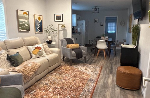 Stanton House | Modern 3bed 2bath, short drive to RRG, walk to stores and restaurants! So clean!