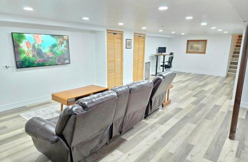 Gurnee Villa | Modern 4BR Near Six Flags & Naval Base
