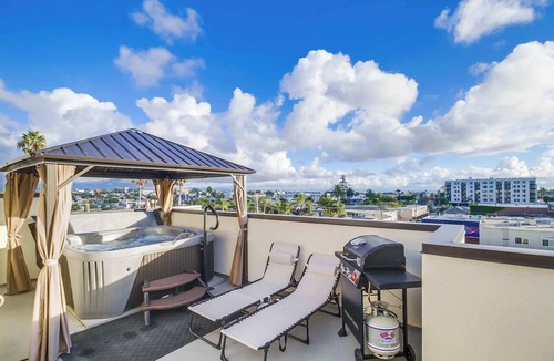 University Heights Apartment | Modern Apt with Balcony Hot Tub, ADA Compliant