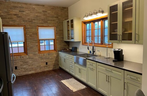 Morrison Apartment | Modern Downtown Loft- Fast Wi-Fi, Walk to Cafes & Shops -Work + Relax