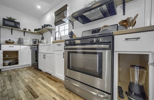 Monroe Villa | MODERN FARMHOUSE HOME ON 5-ACRE DREAM PROPERTY