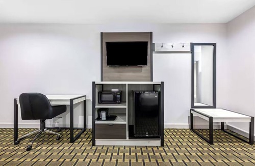 Huntsville Hotel | Modern Huntsville Stay w/Free Parking | Near U.S. Space & Rocket Center-2.1mi