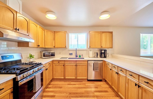 Everett House | ★ Modern LUX 4 bdrm - Near Mall, Boeing, Paine Field & Eateries! ★