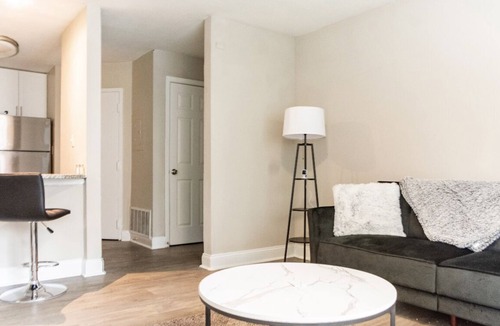 Piedmont Heights Apartment | Modern Midtown Condo - Self Check In - Free Parking - Free WiFi