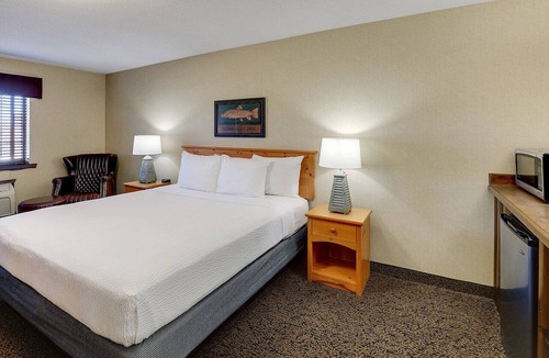 Moline Hotel | Modern Stay in Moline | 4.0 mi to Figge Art Museum | Downtown Attractions