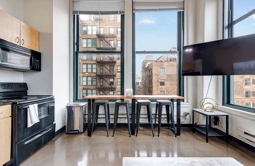 West Loop Apartment | Modern West Loop Gem-City Views & Prime Location 6