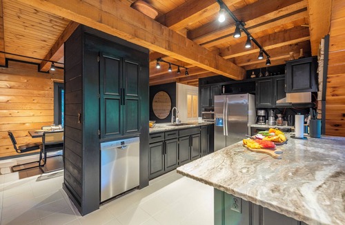 Horse Shoe House | Moonlight Mountain Manor w Medicinal Cedar Hot Tub + Game Room + Yoga Studio