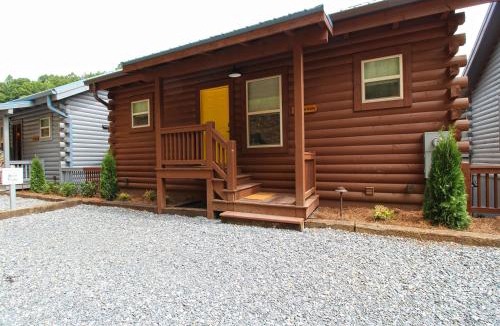 Bryson City Villa | Moose Tracks Downtown Veranda Level Cabin with Hot Tub