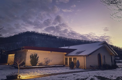 Stanton House | Morning View Ranch- Red River Gorge- Indoor Pool open March-Nov. Pet friendly.