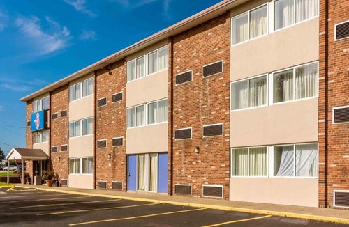 New Stanton Hotel | Motel 6-New Stanton, PA
