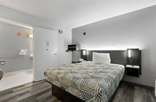 Clairemont Mesa East Hotel | Motel 6 San Diego, CA - North