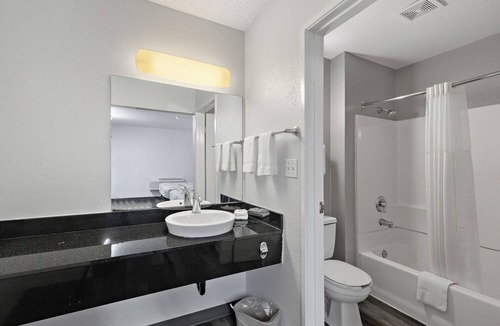 Clairemont Mesa East Hotel | Motel 6 San Diego, CA - North