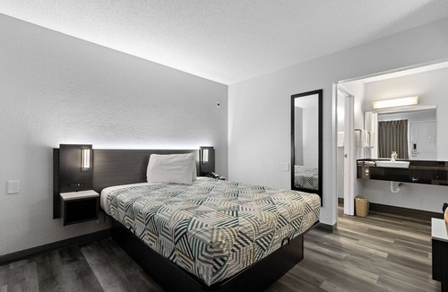 Clairemont Mesa East Hotel | Motel 6 San Diego, CA - North