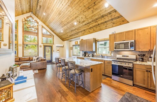 Ronald House | Mountain Comfort Without Rushing, Made for Easy Time Together W/1PM In/Out