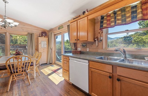 Maggie Valley House | Mountain Peeks Cabin | Views & Game table