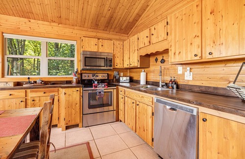 Waynesville Cabin | Mountain Vista | Hot Tub, Views & 2 Decks🌄 Near Waynesville + Biltmore Pass