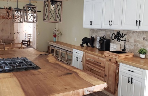 Brownfield House | mountains, near Falling Water, Ohiopyle, hot tub, hiking, caverns, golf close by