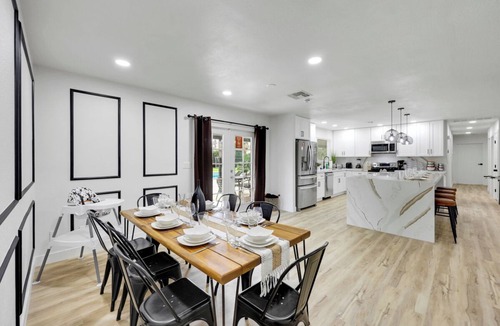 Paradise Villa | Near convention center! Amazing! 6BR 3BT huge yard & pool stay with style!