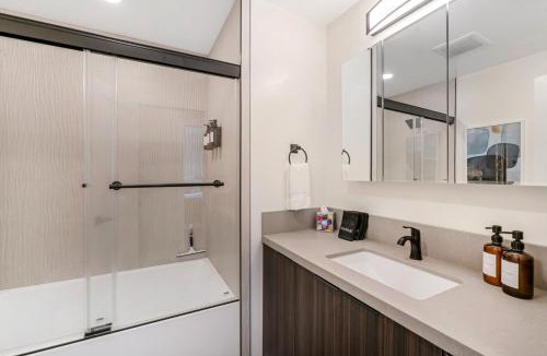 Bay Ho House | Neat Retreat w Hot Tub Near Beach and Downtown