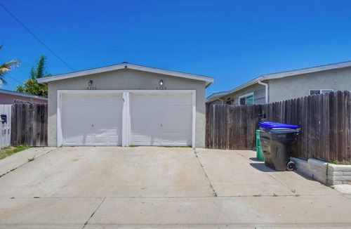 North Clairemont House | NEW 30+ Day RENTAL! Charming 2BD in Clairemont with Yard BBQ Grill W/D +Garage!-
