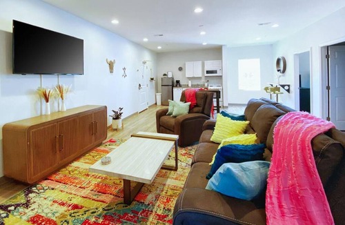Maxwell House | New BOHO 4bd Suite East Nash Parking Central