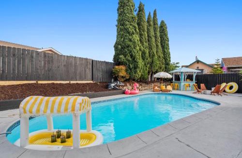 Clairemont House | NEW! Hot TubPoolFire Pit10 Mins to Beach
