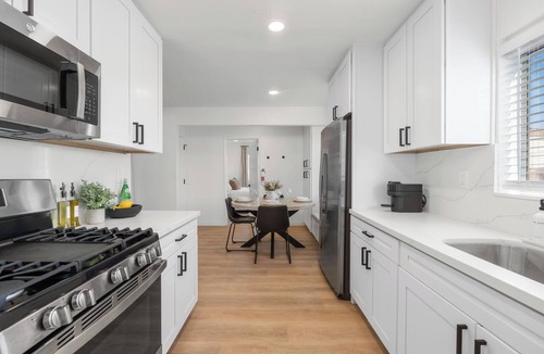 Normal Heights Apartment | *NEW*Modern 1King 1Queen Garage WIFI Central