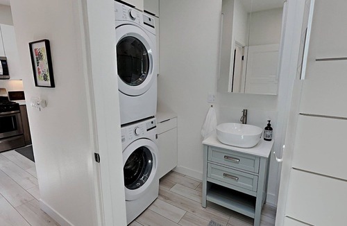 Clairemont Mesa West House | New Private Guest House with Queen bed, Laundry, Tub, Full Kitchen