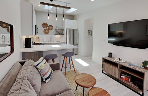 Clairemont Mesa West House | New Private Guest House with Queen bed, Laundry, Tub, Full Kitchen