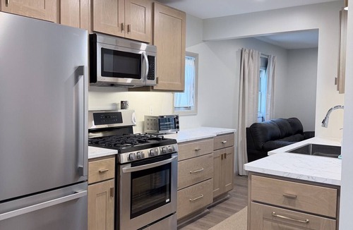 Homeacre-Lyndora House | Newly remodeled, family-friendly 2-bed home conveniently located near shopping.