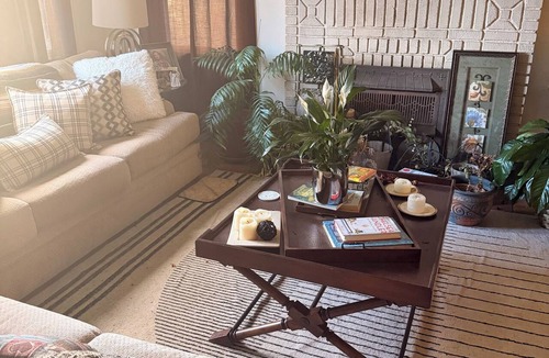 Dormont Apartment | NFL DRAFT PITTSBURGH - stay in Mr. Rogers Neighborhood!