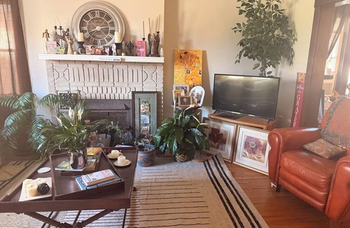 Dormont Apartment | NFL DRAFT PITTSBURGH - stay in Mr. Rogers Neighborhood!
